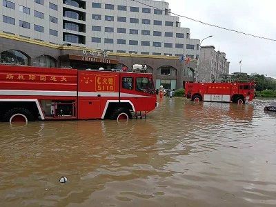 大連豪雨消防車